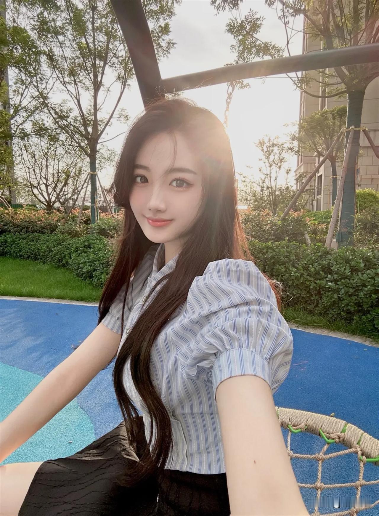 绿树阴中见，红妆影里看。