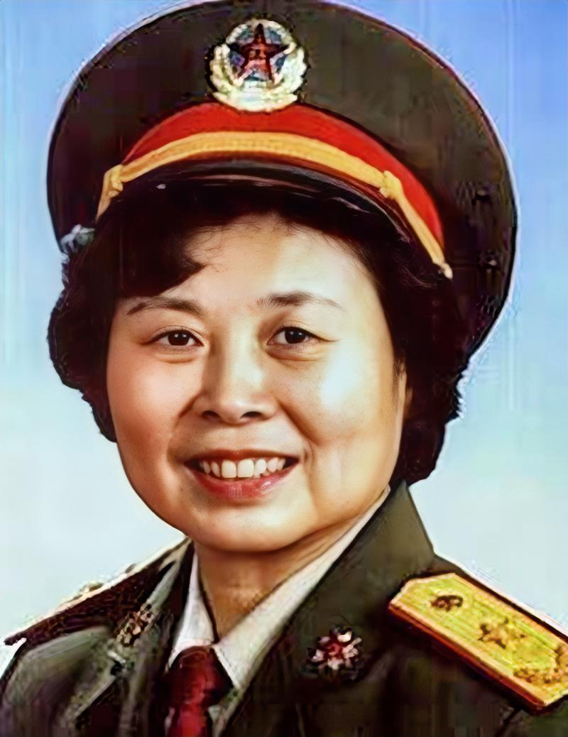 杨华荣：解放军的女少将，丈夫是中将，父亲是上将，弟弟也是少将