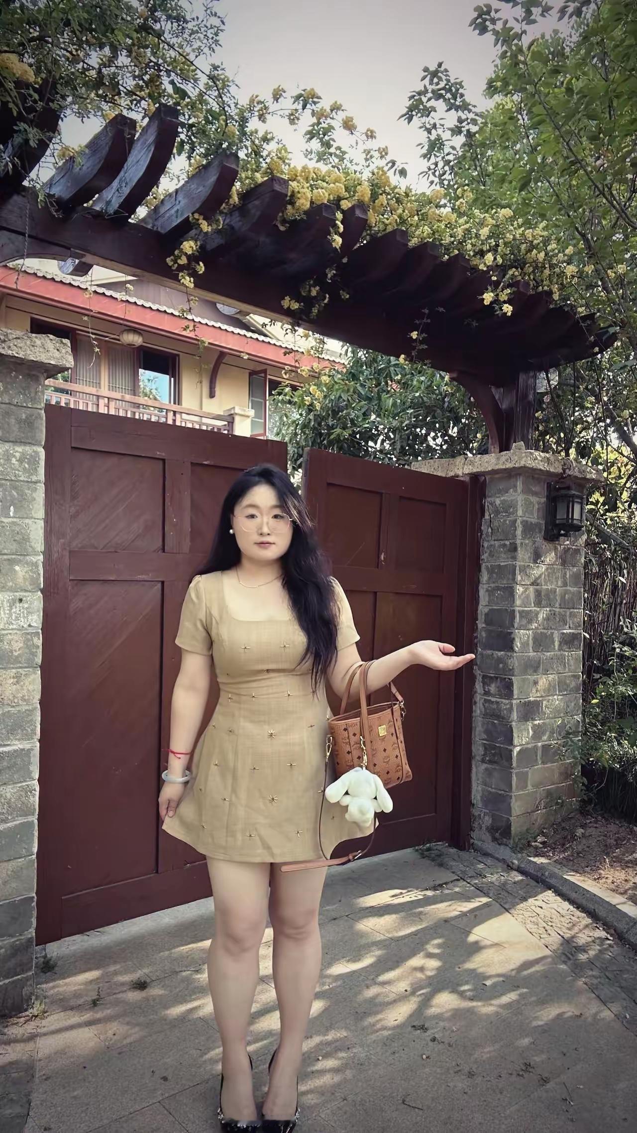 这位小姐姐站在大门口，好有气质！