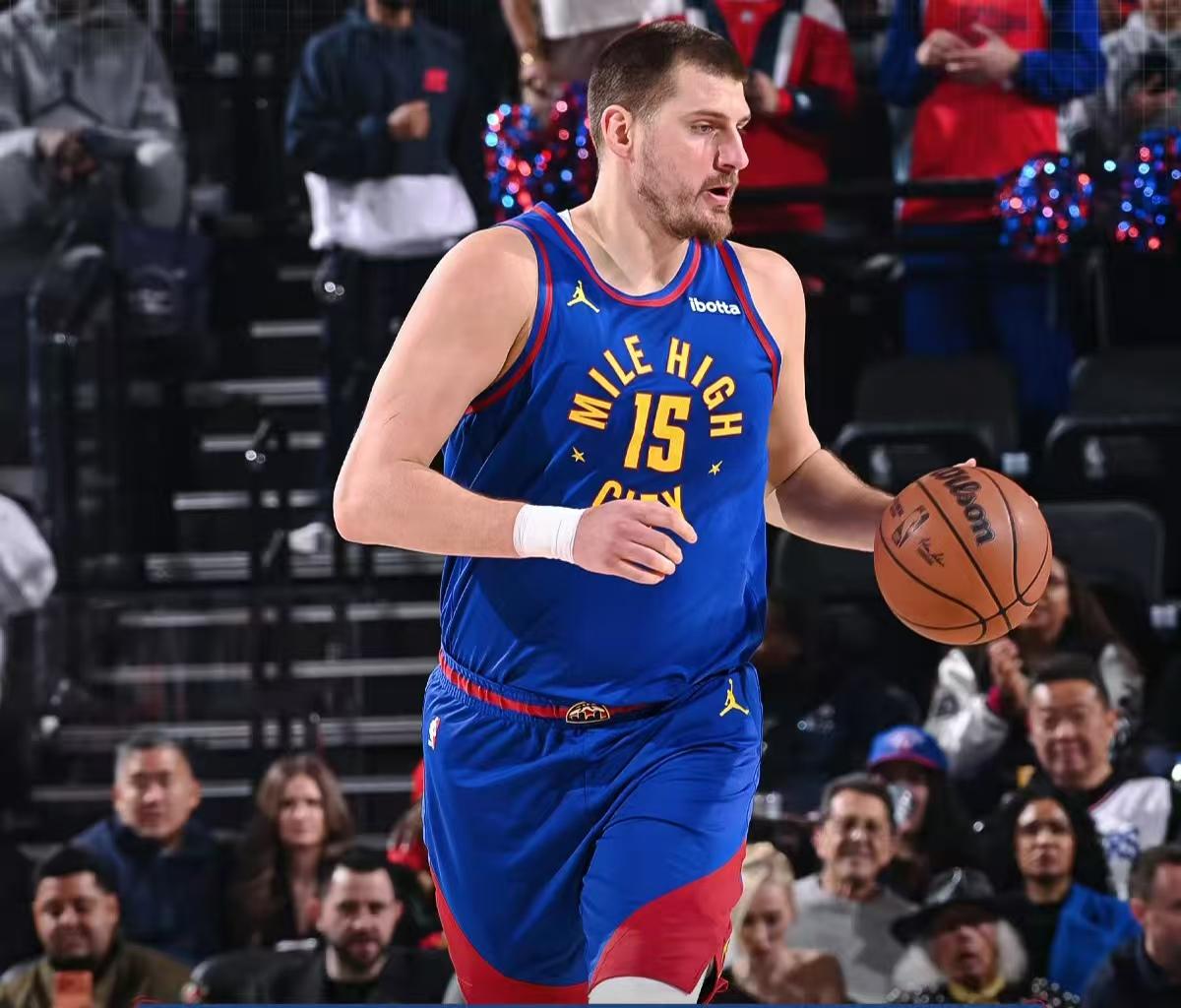 不吹不黑！雷霆力克掘金，亚历山大和约基奇谁更出色雷霆迎来西部劲旅掘金；强度拉满