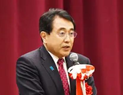 顶不住了，日本示好中国。当地时间6月30日，日本经济产业大臣赤泽亮正公开