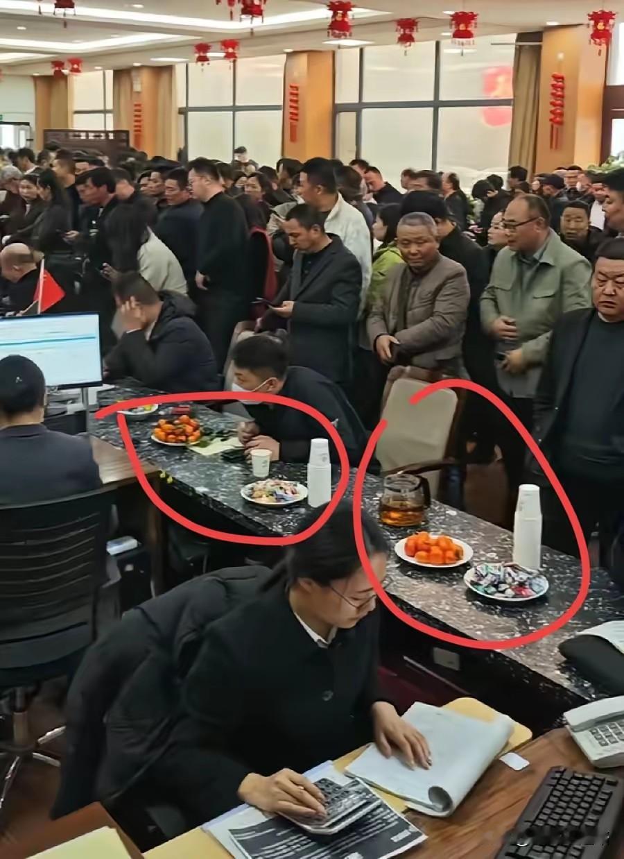 河南矿山这波真的太会做人了。收银台上就摆了三样东西：茶水壶、一次性杯子，还有糖