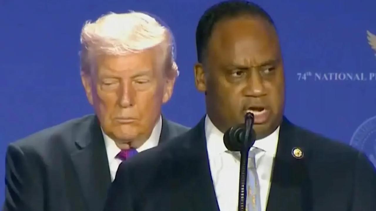 突发新闻：祈祷早餐会上的“伏击”——民主党众议员当面揭露特朗普的道德败坏。在