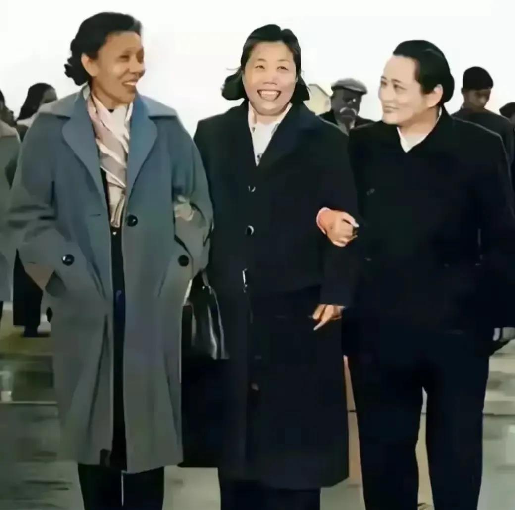 珍贵的老照片分享。1960年北京，党的工作会议结束，宋庆龄，邓颖超，蔡畅在一起