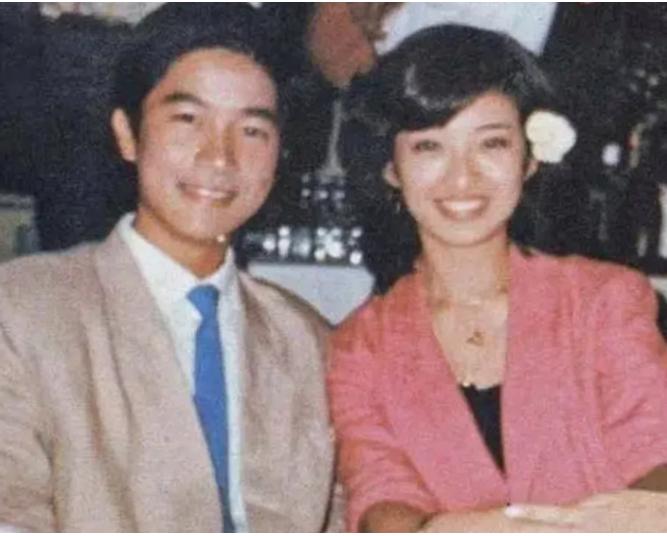 1980年，陈百强见到了自己的偶像山囗百惠，山囗百惠要求陈百强在他面前唱昨夜梦见