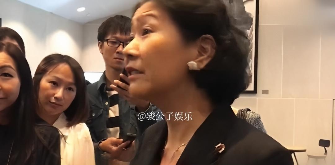 李嘉诚的红颜知己周凯旋的近照曝光，其状态绝佳。在一张与好友的聚餐照中，64岁的她
