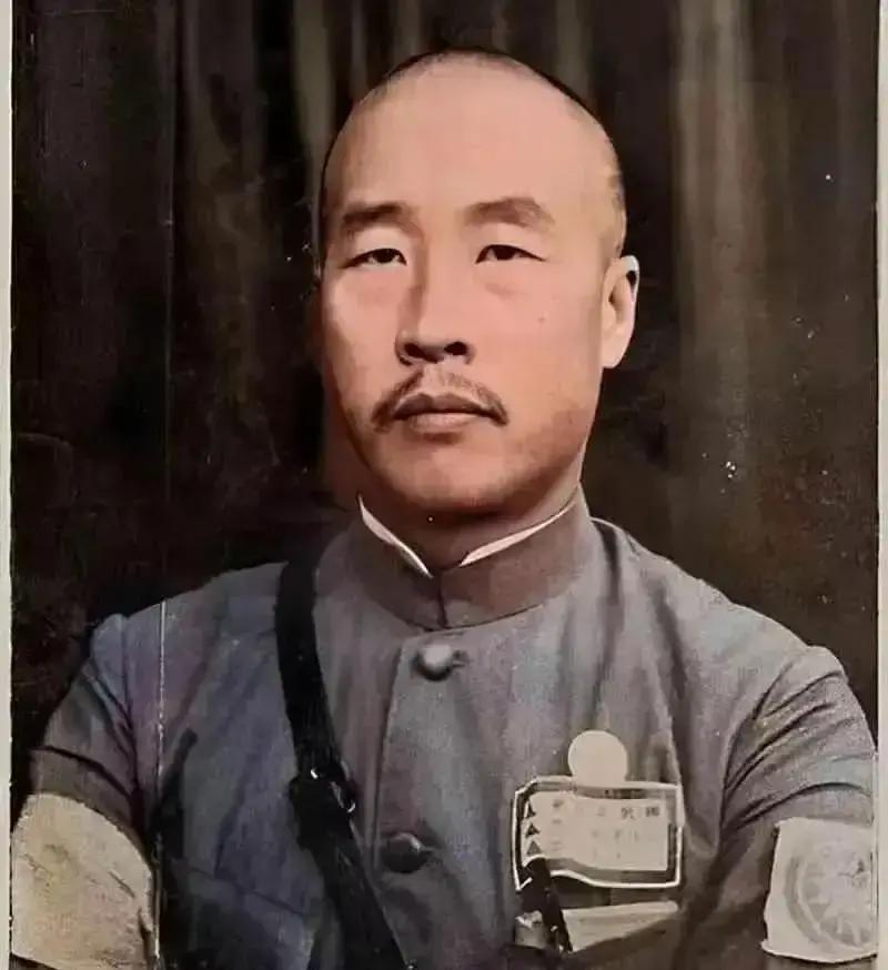 1937年，韩复榘叫来手下五个师长，讨论是否和日本人合作，孙桐萱带头说：“韩主席