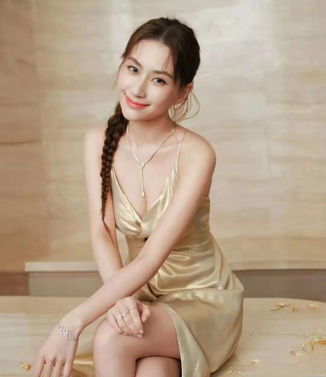 这回何超莲假如恢复了单身，还有哪路神仙敢娶她？八千万只是娶她的一个名分。资源