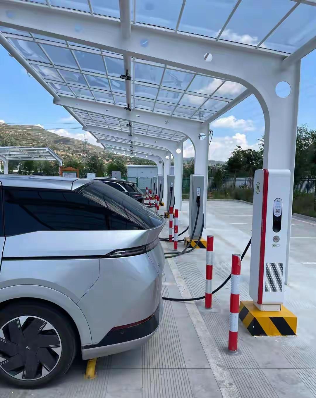 昨晚12点，我家楼下充电站排了7辆车。一个网约车司机跟我说，他现在每天少抽一包烟