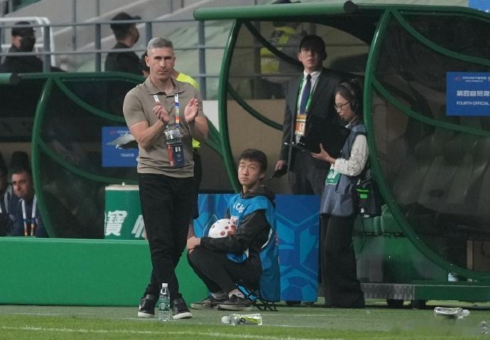 火力全开的国安回来了国安5场比赛至少进俩4比2轻取青岛海牛的结果，让国安以2胜