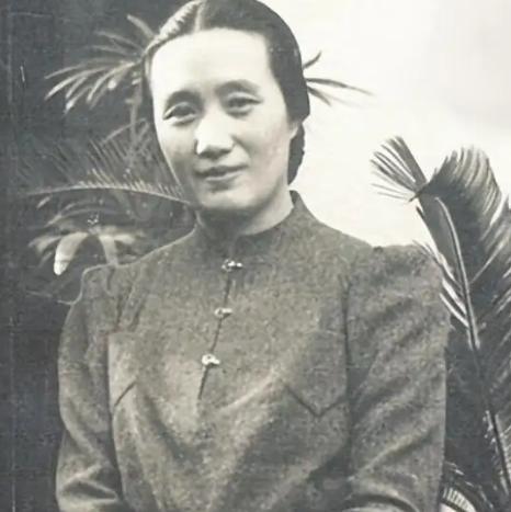 1925年，连生4女的董竹君，为圆丈夫儿子梦，冒死怀第5胎。她肚大肥圆，爱吃辣椒