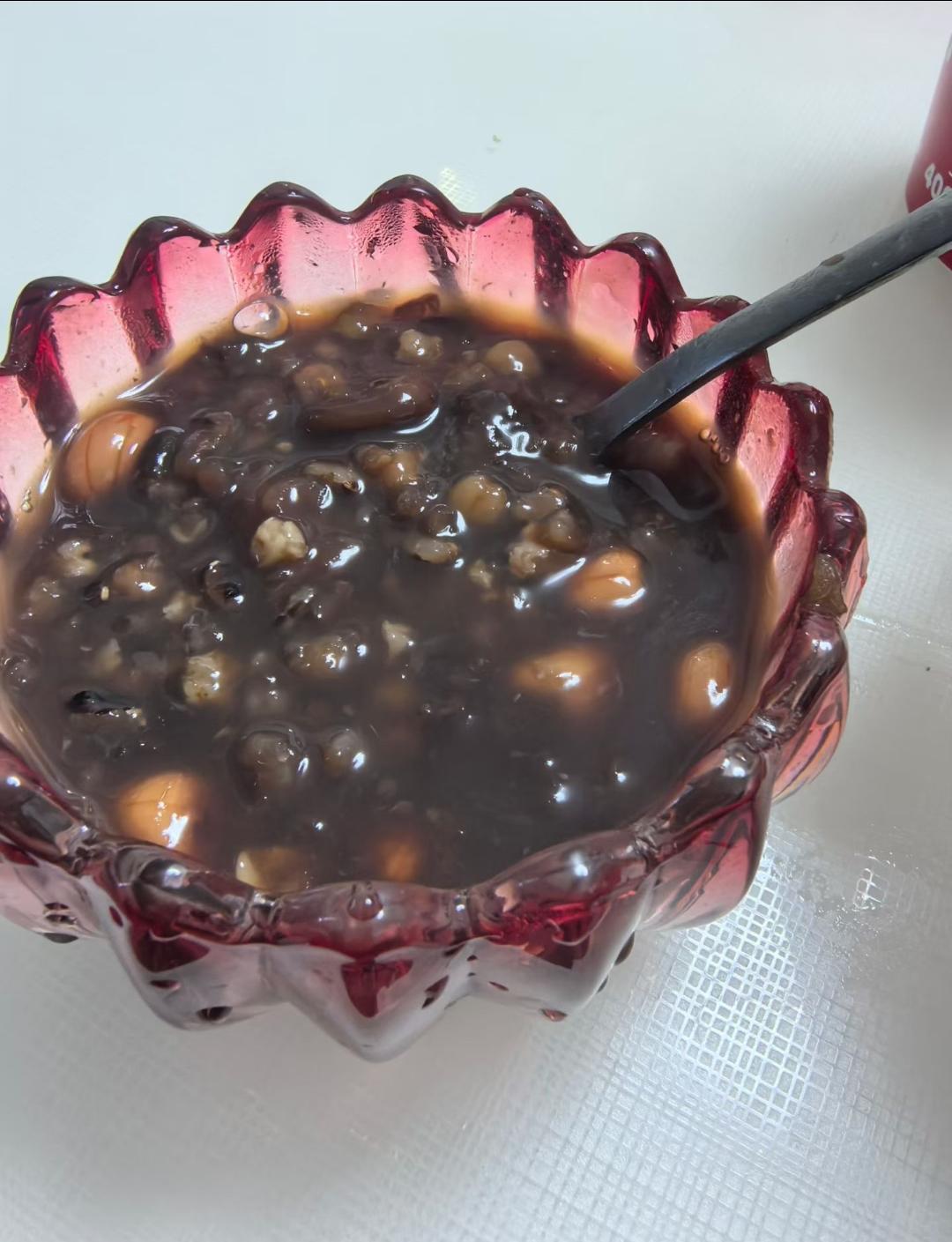 今天腊八节，起个大早熬了锅腊八粥，忙活半天总算出锅啦～里面放了黑米、红豆、花生