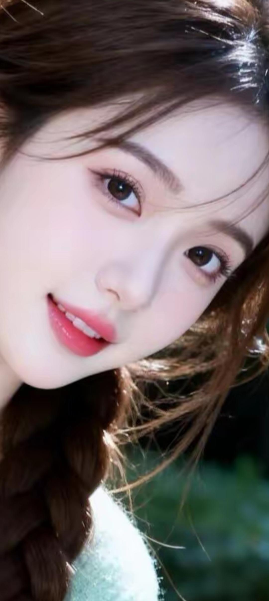 阳光下的甜美少女，笑靥如花，温柔动人。