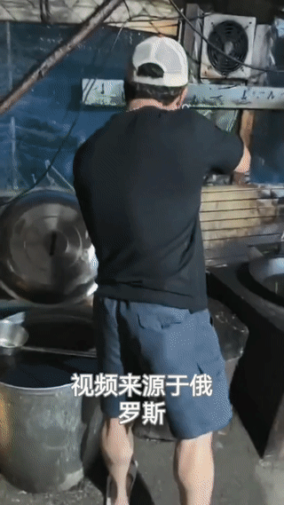 俄罗斯人硬核驱赶棕熊。竟然直接拿AK步枪对熊射击！不过他们却并没有选择将熊打