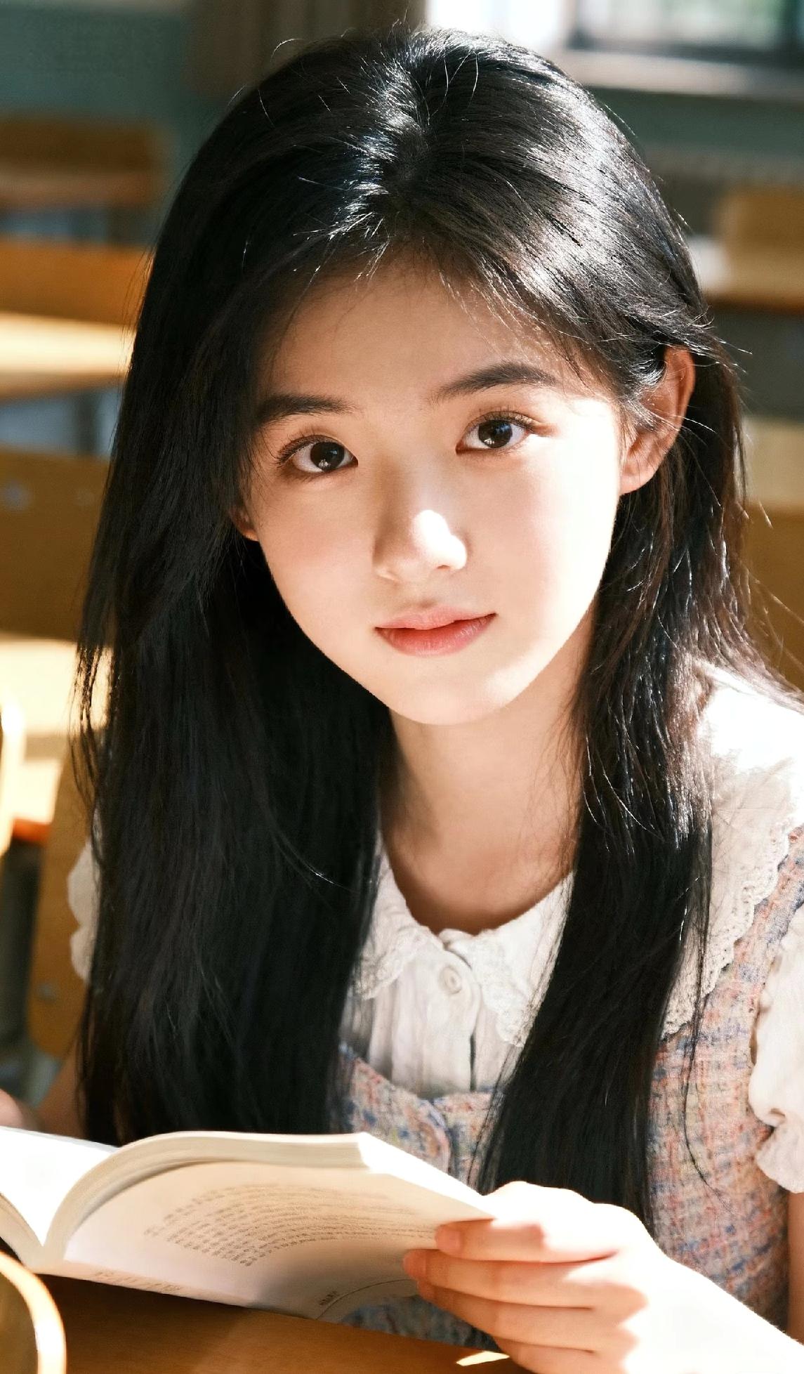 光之影阳光洒进教室，少女捧书阅读，静谧美好。