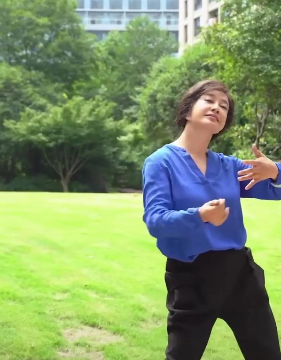 刘晓庆老师在公园里练健身操，身姿优美，动作协调。这哪像70多岁的老太太，简直是越