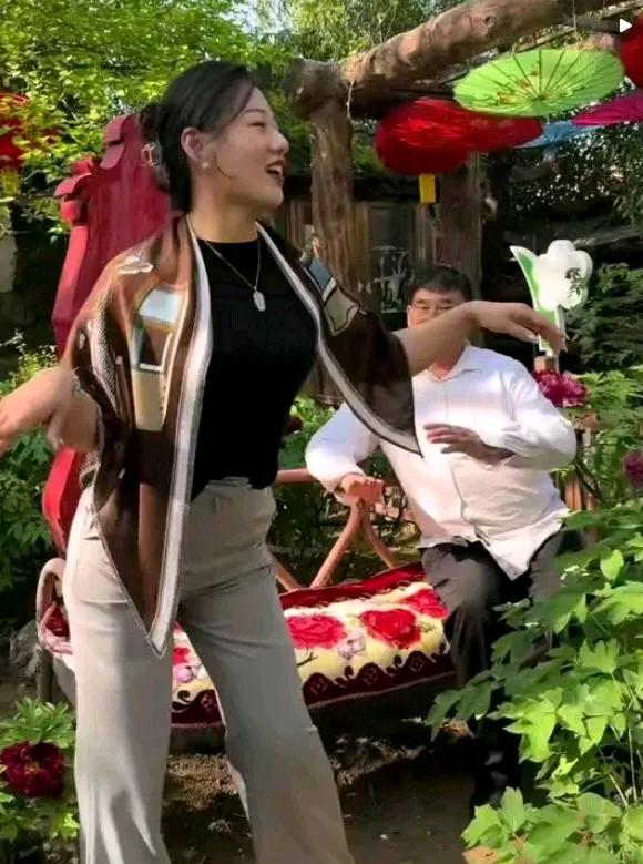 天大的笑话，朱之文一个地地道道的农民，连初小都没毕业的人，居然不知天高地厚的教起