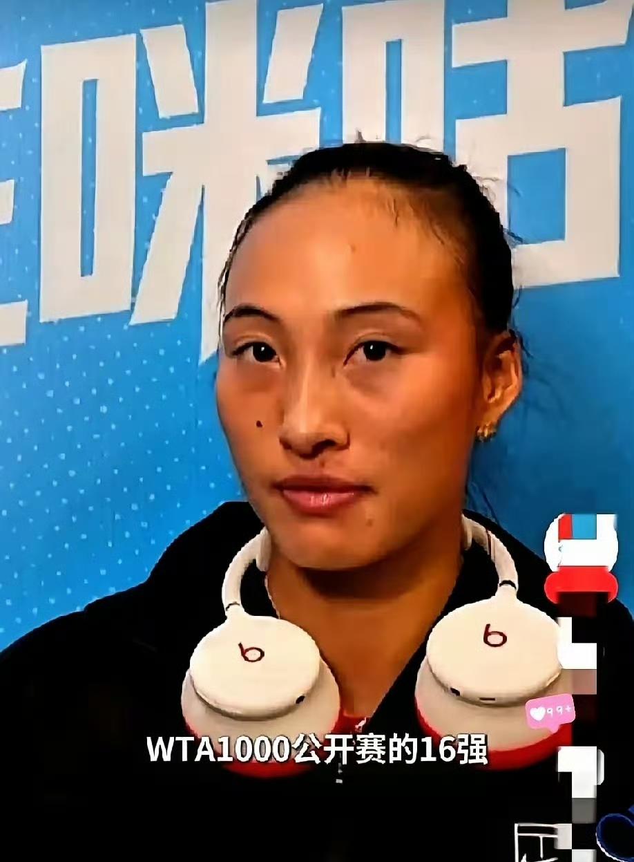 只要不打球，郑钦文脖子上就会挂一个白色大耳机，即使接受采访也不会摘下来。​这不