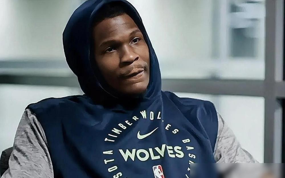 爱德华兹一句话，把现役400多人分成了两类人。“我只尊重三个：老詹，库里，KD。