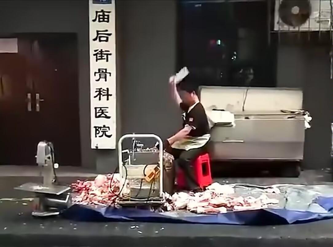 奶奶看到这个情况，腿都不看马上回家了！她是为什么？