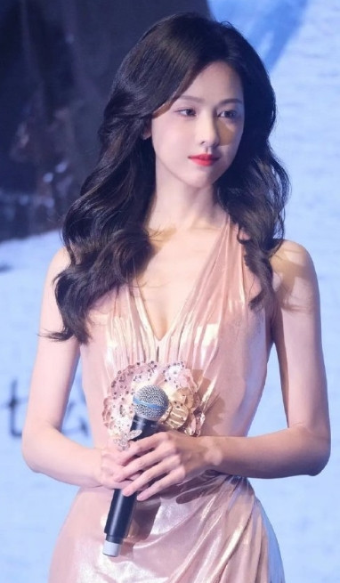 陈都灵金庸活动生图路透。