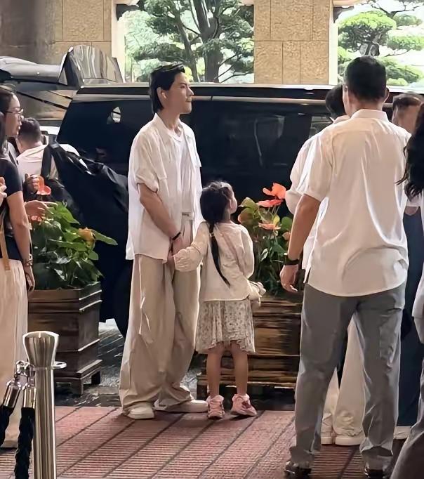 向佐还真是个温柔的好爸爸啦！向佐带着女儿出去游玩，你看全程牵着小棉袄的手，真的
