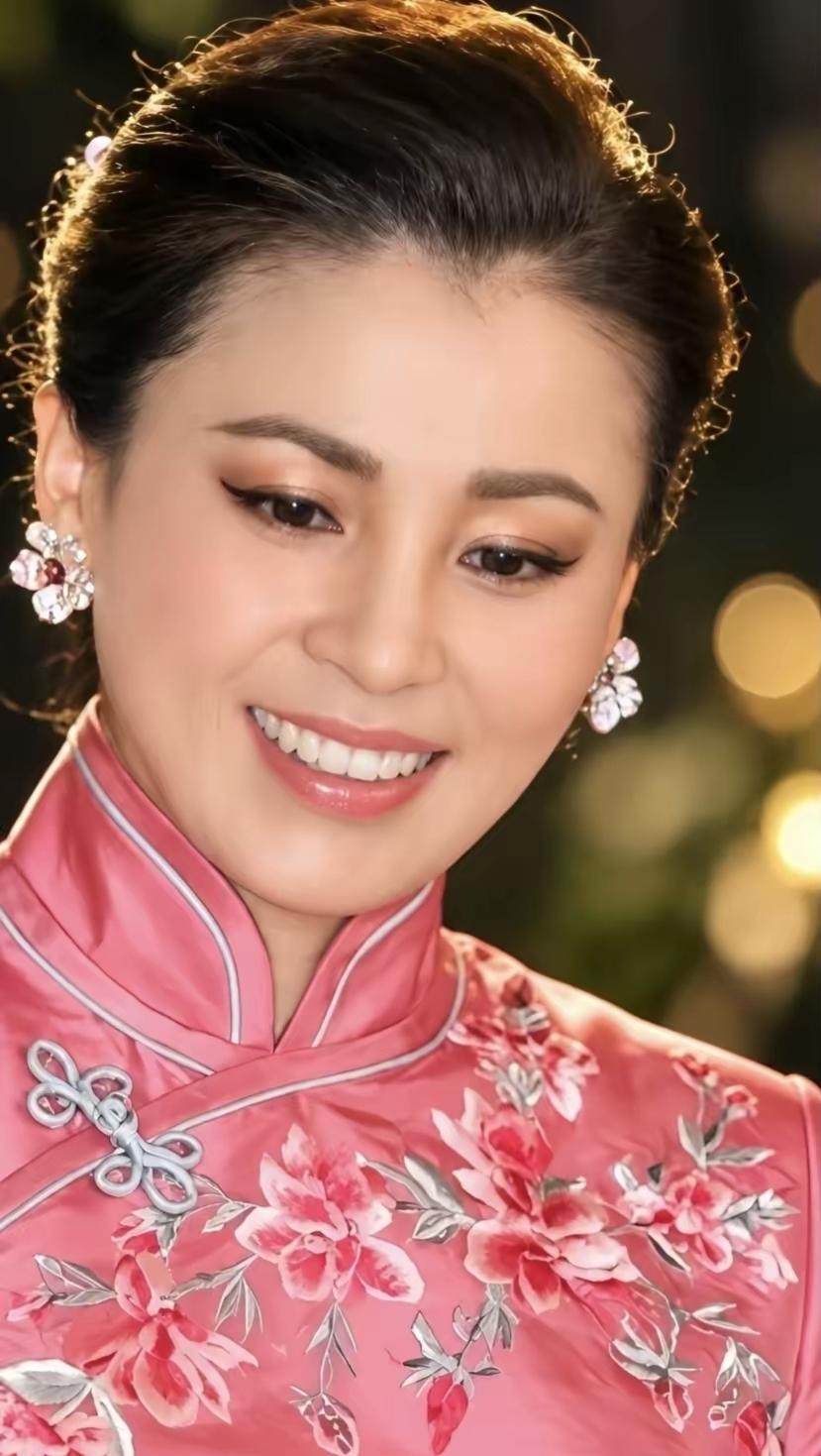 苏提达王后身上最迷人的，是一种“不设限”的生命力。年近五十，她却活得像个热血的“