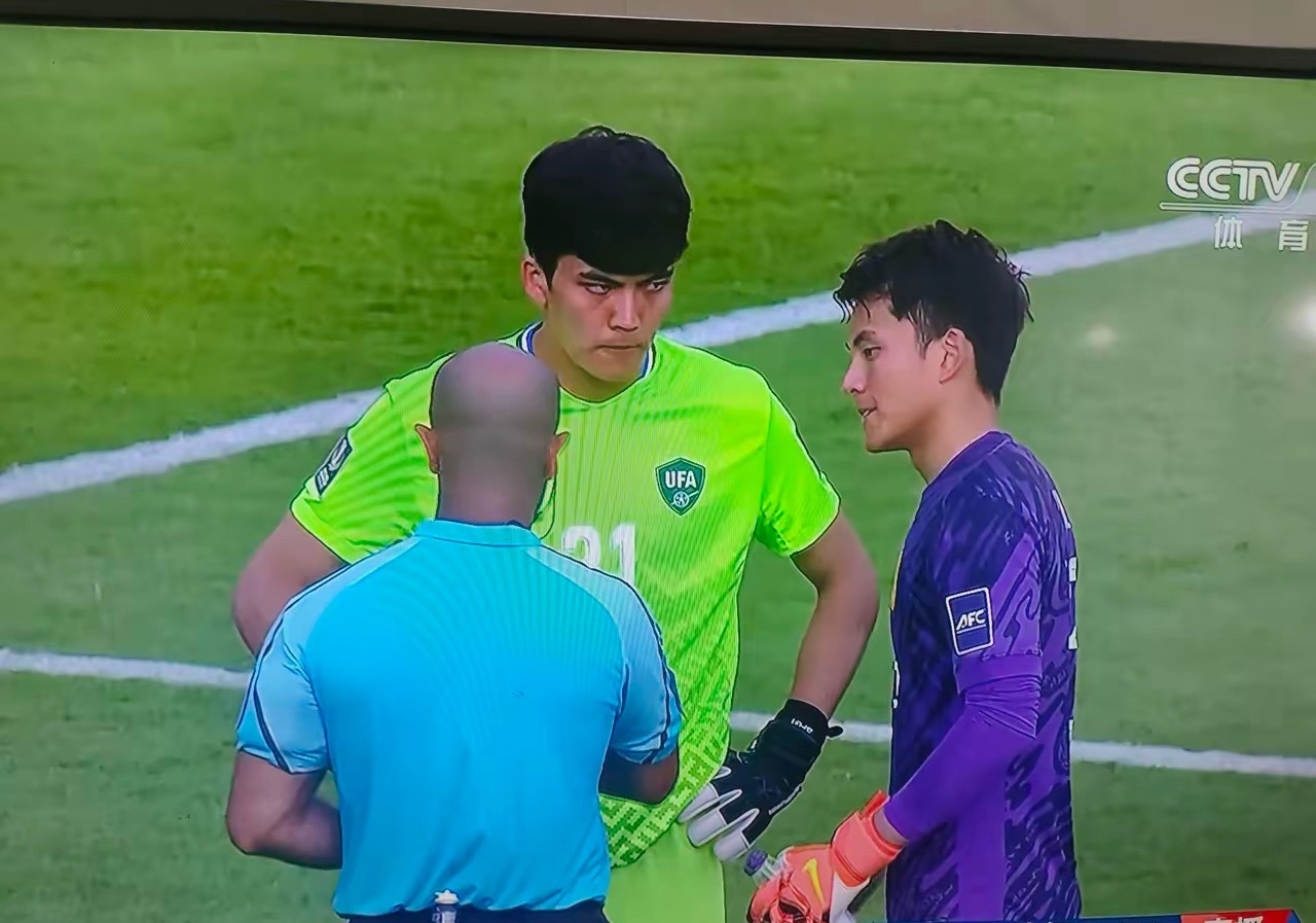 乌兹别克斯坦守门员看李昊的眼神，看上去是恶狠狠的，但那是人家的眼睛就长成那样，我