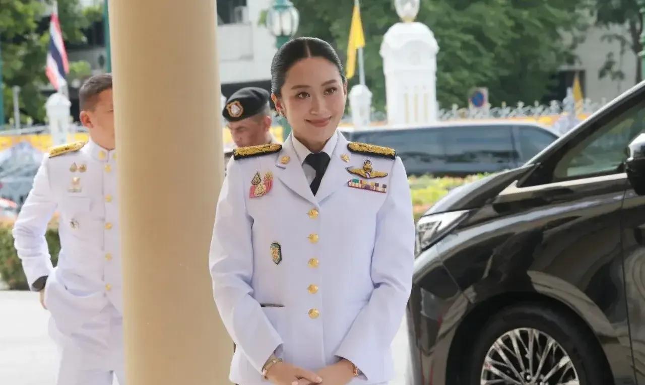 泰国新一届内阁成员宣誓就职，前总理佩通坦霸气侧漏，仍然走在前列，代总理素利亚走在