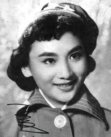 1948年，金庸第一次见到夏梦，整个人都神魂颠倒，为了接近她，金庸偷偷换了笔名“