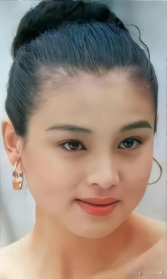 当年，英宁向刚生下女儿不久的妻子赵明明提出离婚，赵明明追问原因，英宁支支吾吾就是