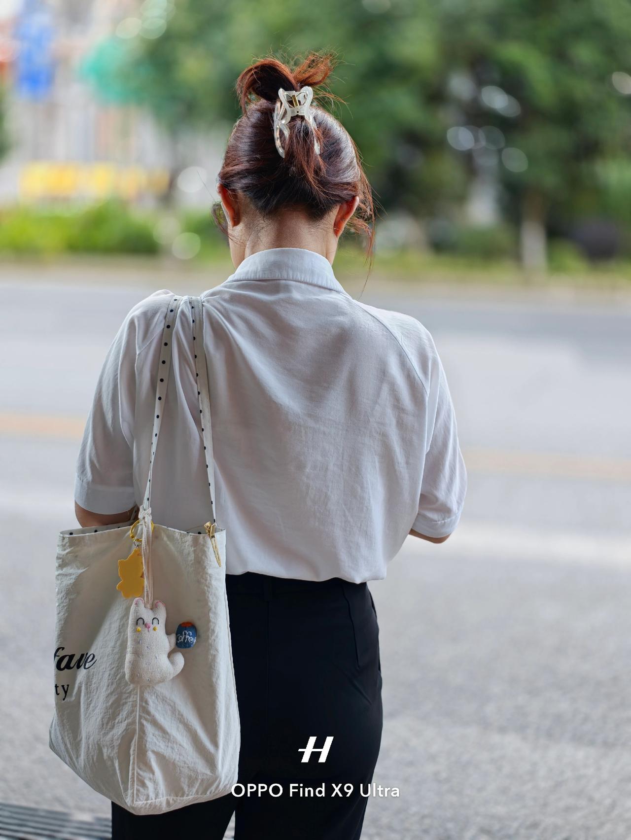 人间街巷，背影皆是故事夏天谁不穿辣妹装啊时髦精look被我轻松拿捏甜酷感oo
