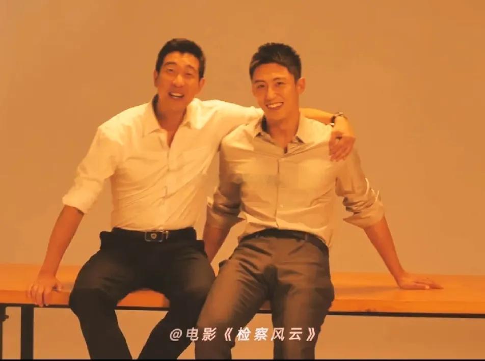 黄景瑜是挺帅的，但我觉得王千源更有魅力哎！你看他那身板，居然比黄景瑜还壮实，肩背