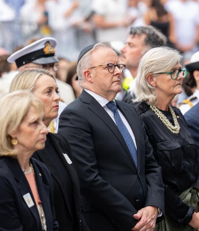 中国大棒，澳大利亚傻了前脚澳大利亚外交部刚刚就中国军演提出关切，声称具有破坏稳定