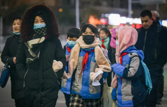 中午见到一位家长，她愁眉苦脸地说，近一段时间来可把她愁死了，马上就要中考了，几次