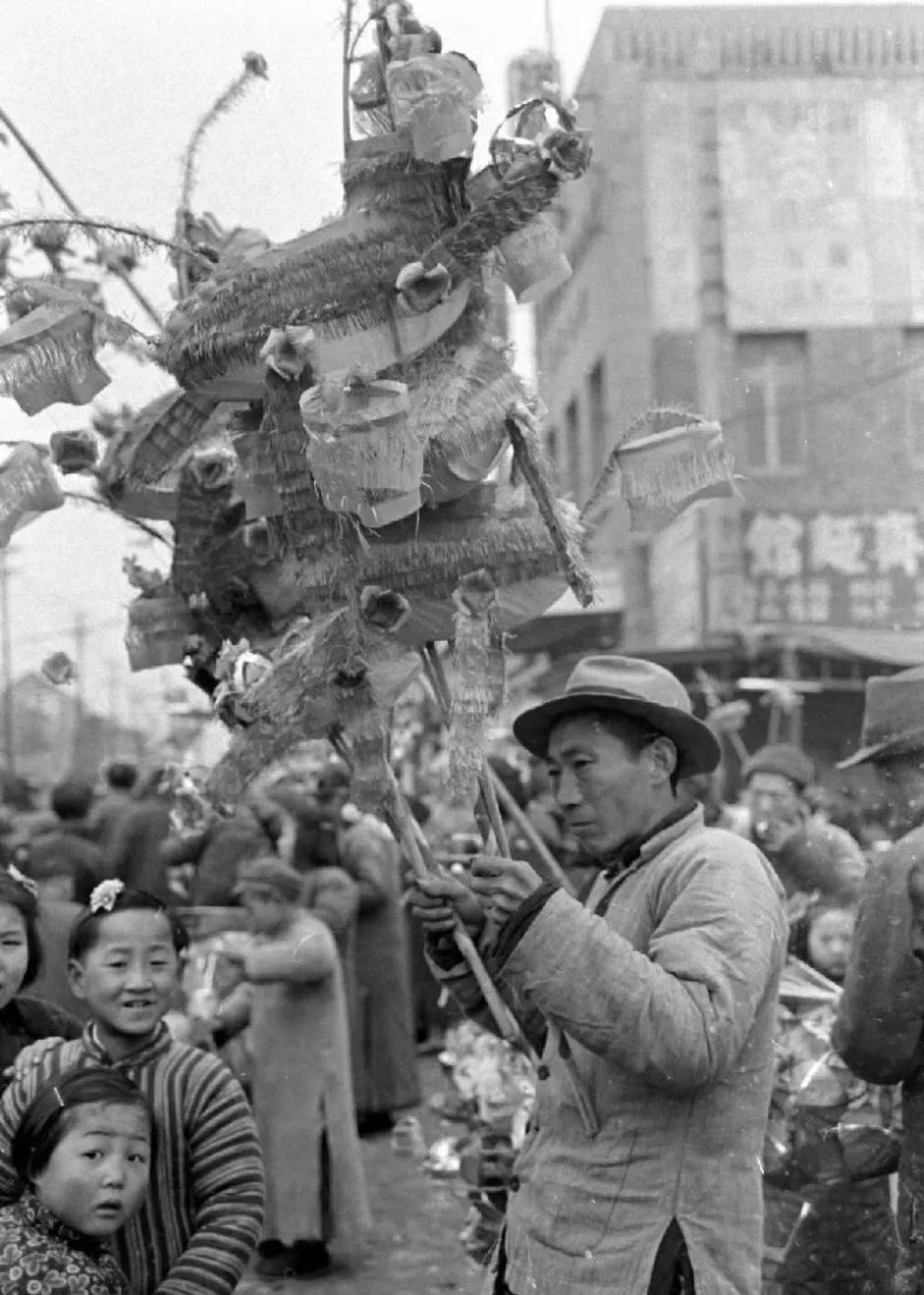 1949年春节，南京的街景，看似喜气洋洋，为何看不到大家的笑容？此时的中国，