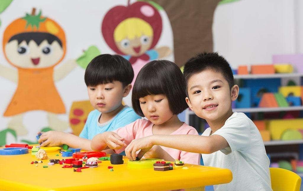 民办学校是面向市场办学，以家长需求为导向。人家三年掏几十万，绝不是只奔你办学理念