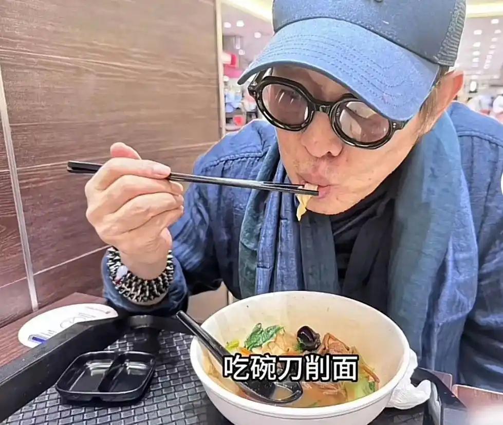 李连杰从《少林寺》的觉远到《黄飞鸿》的侠者，那个飞檐走壁的功夫巨星，如今定居新加