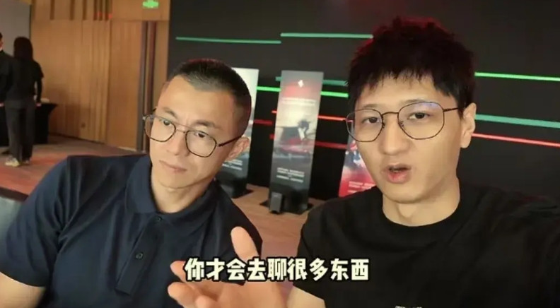 现在这些汽车博主都拿陈震寻开心啊，今天在法拉利的活动上，这个叫饼干的汽车博主采访