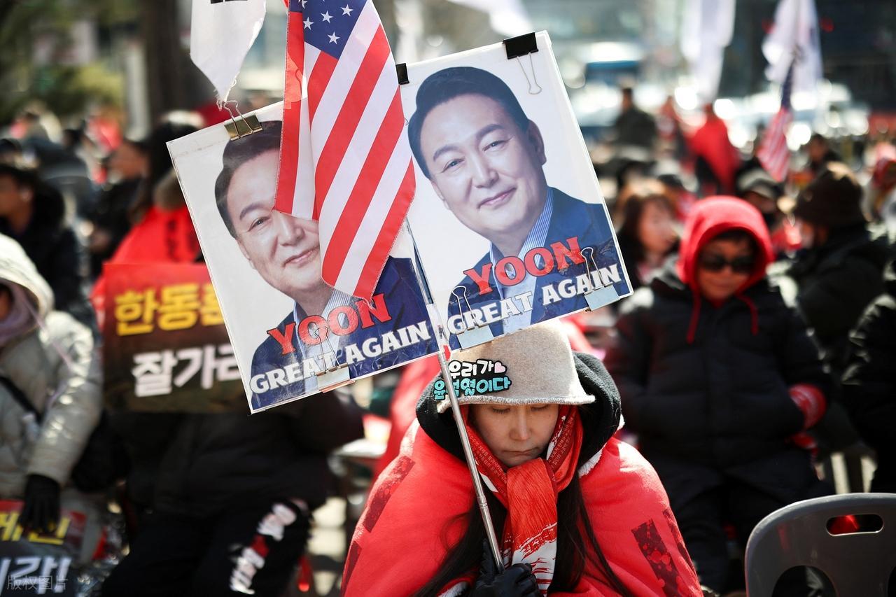 全网炸翻！尹锡悦被判无期徒刑，青瓦台又添一位“入狱总统”！别再扯风水、甩锅财