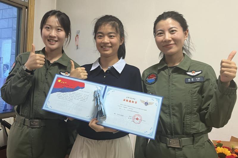 “光宗耀祖了！”7月，河南乡村一名普通少女听到敲门声，本以为是录取通知书到了。打