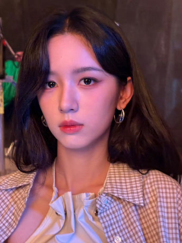 高中班主任对周也的评价“颜值与实力双在线”的校花级学霸！这样的也子谁能不爱啊