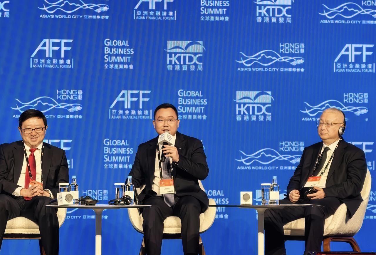 赛力斯这回也是坐上主桌了！近日香港开始的全球产业峰会上，赛力斯集团总裁张正萍出席