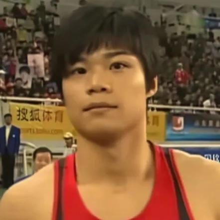 老将苏炳添谢幕夺冠，金牌送小将，这才是传承啊发令枪尖的青烟还未散尽，粤港澳大湾