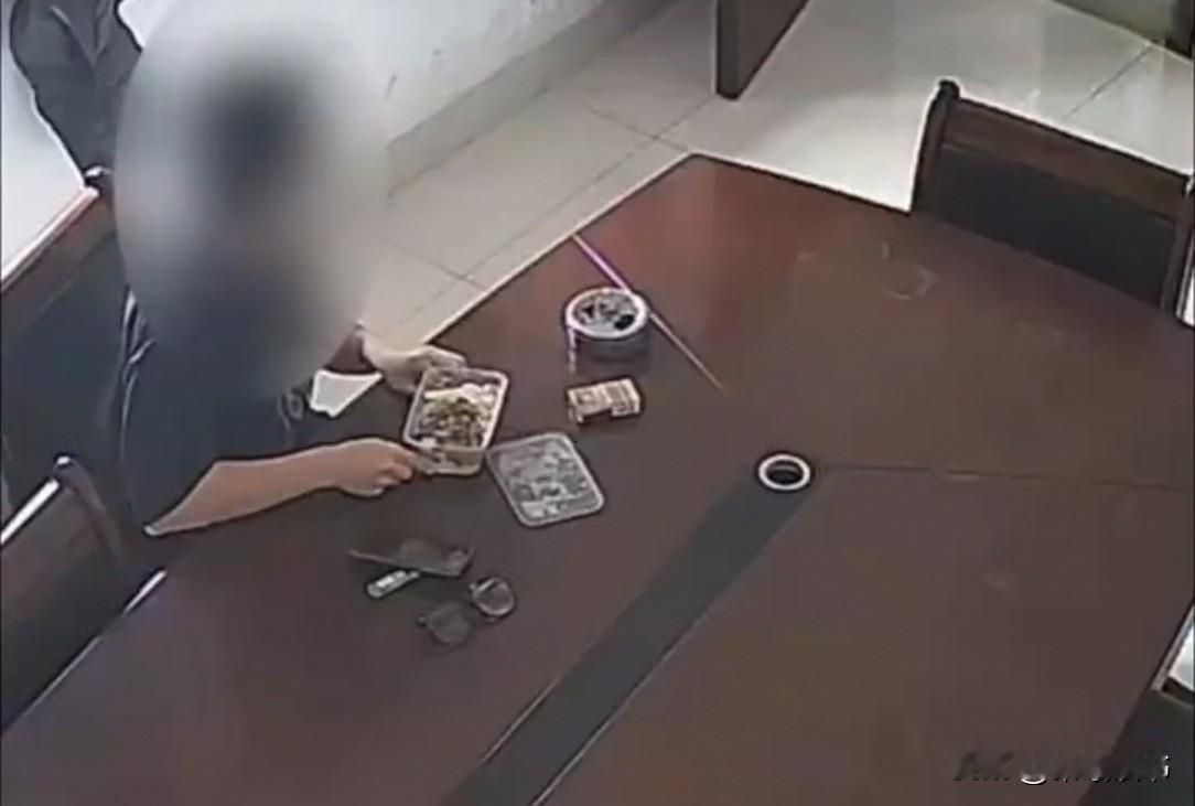 广东一男子向民警求助，民警自掏腰包，请他吃了顿饭。3个月后，男子再次出现，民警心