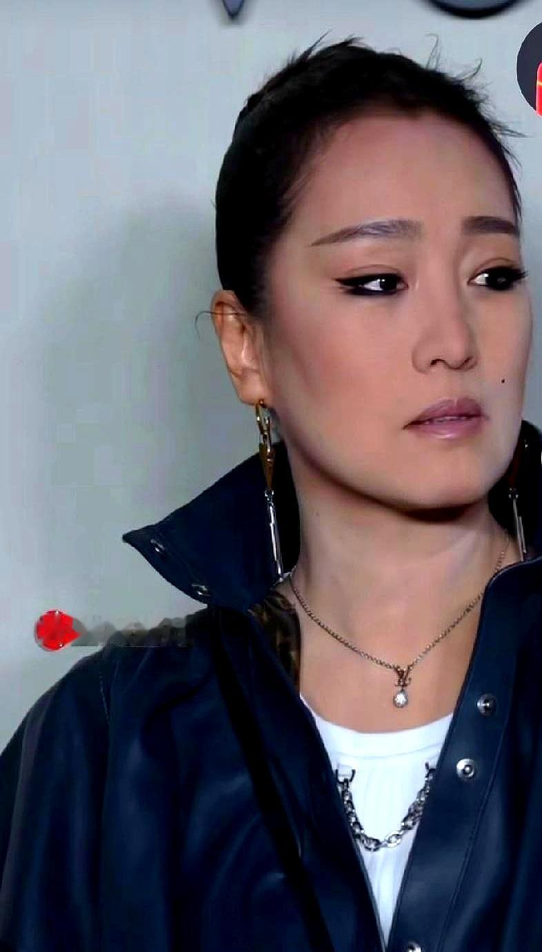 60岁巩俐，三里屯炸场！她没走红毯，直接穿深蓝皮夹克推门进店。LV把整面橱