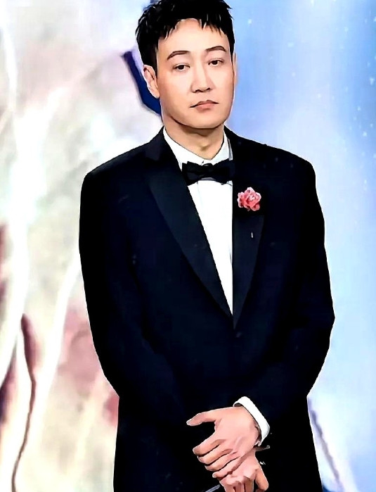终于知道了北影节开幕式上的辛柏青被孤立的原因了，当时一共8位主演走红毯，辛柏青却
