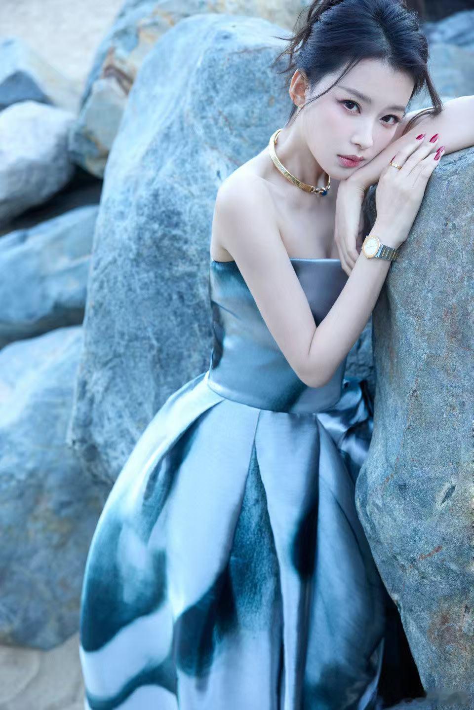 孙怡怎么把海浪穿在身上谁说海浪只能在大海里看？孙怡的银色缎面长裙就像是把海浪穿