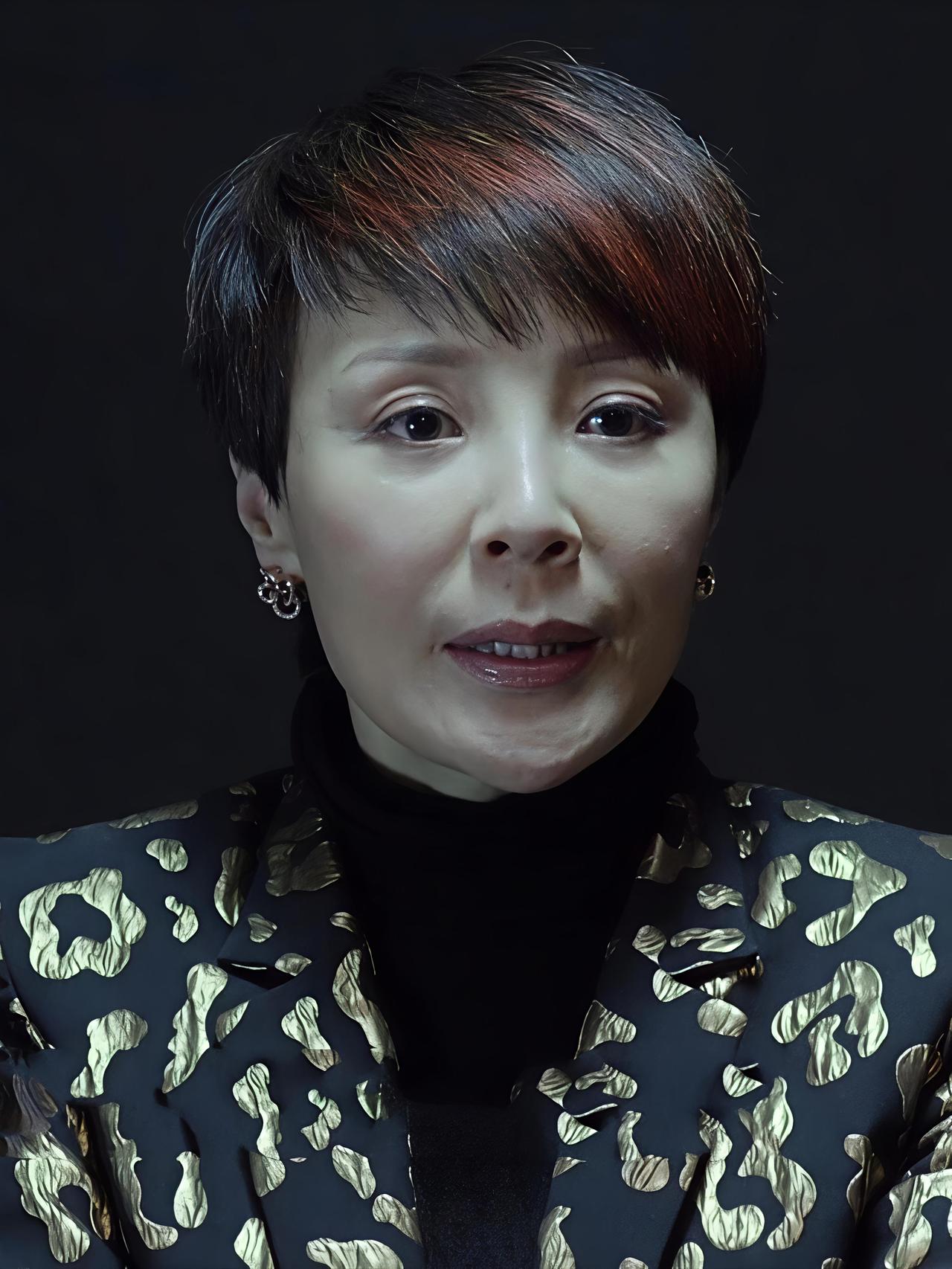 我问我爸现实中的夫人真会像李达康老婆欧阳菁这么拎不清吗？我爸说他们集团的一位老