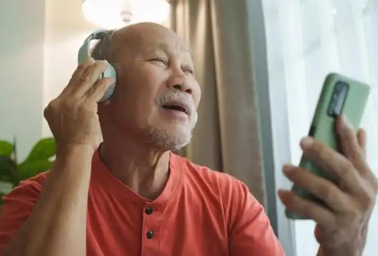 71岁老人查出听力减退早期，天天吃核桃仁，复查时医生惊呼：真是好办法咱们今天